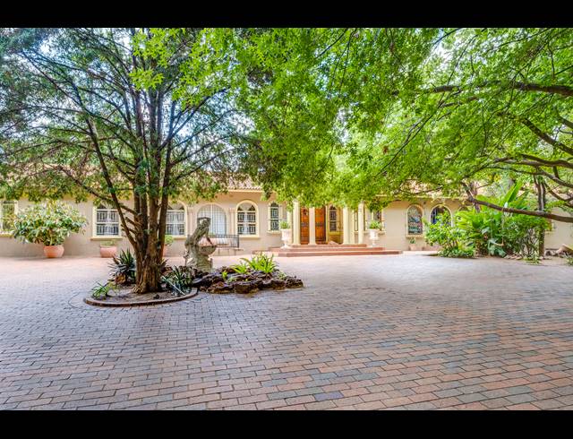 9 BEDROOM FREESTANDING FOR SALE IN BRYANSTON
